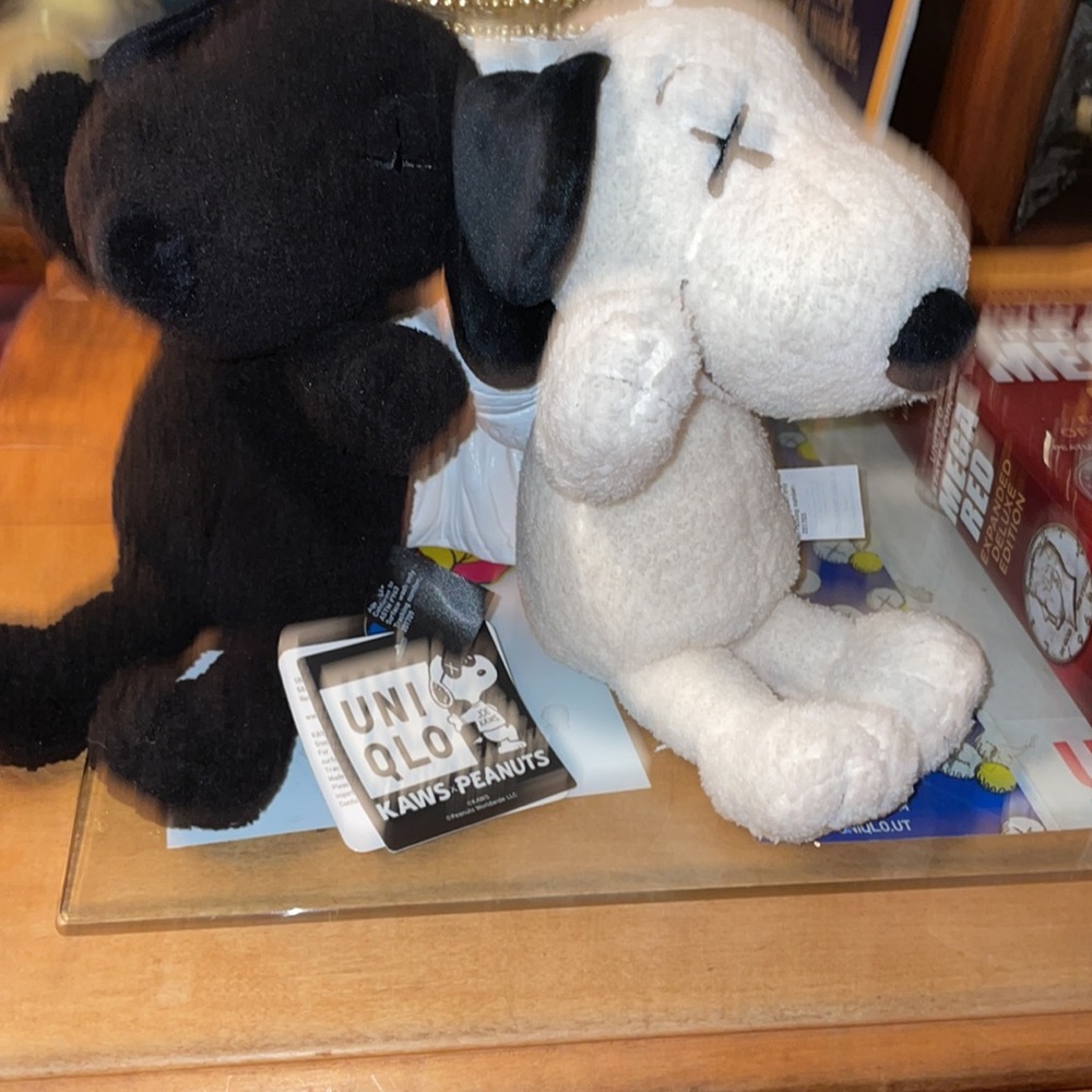 UNI QLO KAWS x Peanuts 8” Snoopy Plushies. NWT COA attached to Black Snoopy only - Picture 9 of 11